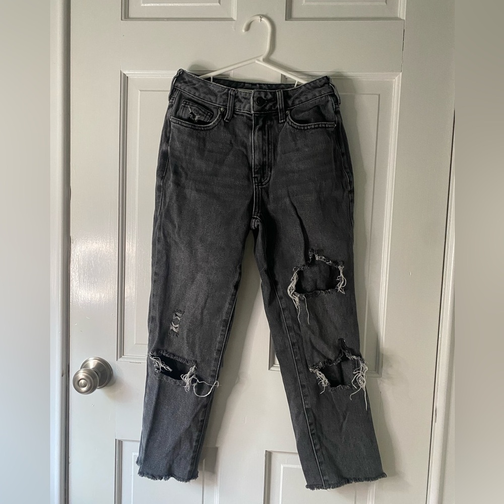 straight leg (short) black ripped jeans